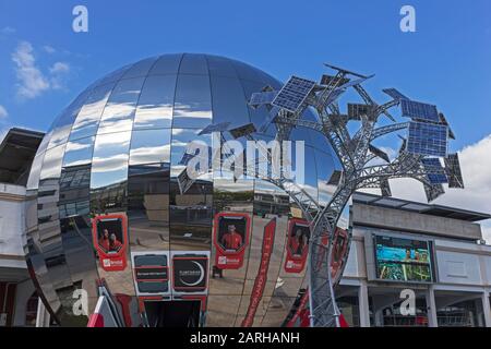 Il planetario e l'Energy Tree presso L'At-Bristol Science Center di Bristol, Regno Unito Foto Stock