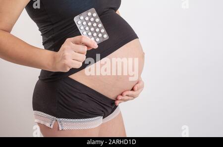 gravidanza, persone e assistenza sanitaria concetto - primo piano di donna incinta. vitamine e minerali per donne in gravidanza. Assunzione di farmaci durante la gravidanza Foto Stock