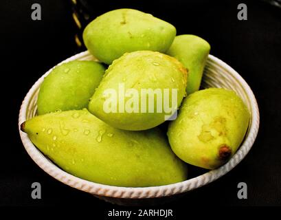 Mangoes verde in un cestino Foto Stock