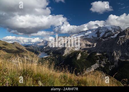 Settembre pomeriggio. Dolomiti, Italia. Vista da Padon verso il massiccio della Marmolada. Foto Stock