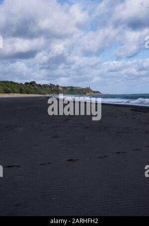 Ammira la spiaggia di Oakura in una giornata luminosa e torbida nella regione di Taranaki in Nuova Zelanda Foto Stock