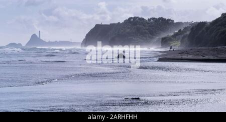 Ammira la spiaggia di Oakura in una giornata luminosa e torbida nella regione di Taranaki in Nuova Zelanda Foto Stock