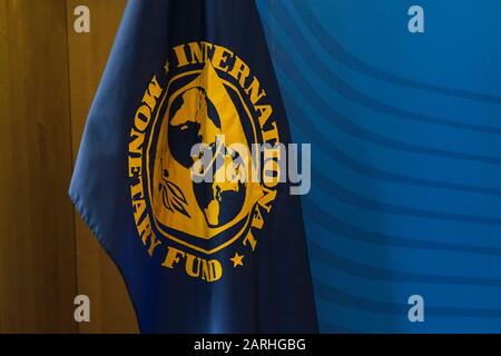 Bruxelles, Belgio. 28th Gen 2020. Bandiera del Fondo monetario Internazionale è presente nella sede della Commissione europea credito: Alexandros MICHAILIDIS/Alamy Live News Foto Stock