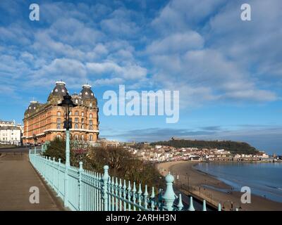 Vista sulla South Bay verso Castle Hill dal ponte termale e dal Grand Hotel di Scarborough, North Yorkshire, Inghilterra Foto Stock