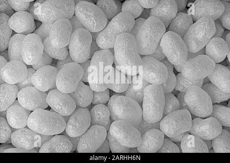 palline di schiuma bianca per proteggere gli oggetti durante la spedizione, fotografate a pieno telaio Foto Stock