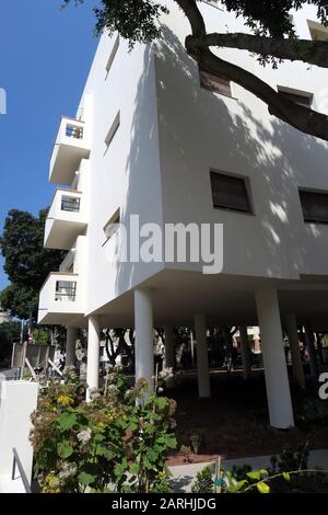Edificio di appartamenti in stile Bauhaus a Tel?Aviv Israel Foto Stock