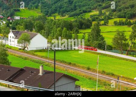 Flam, Norvegia panoramica aerea vista della valle verde, case e tour in treno rosso turistico Foto Stock