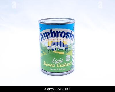 UK, Jan 2020: Ambrosia Light devon custard su sfondo bianco studio Foto Stock