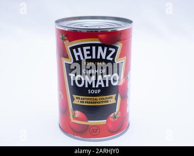 UK, Jan 2020: Zuppa di pomodoro Heinz in lattina su sfondo bianco studio Foto Stock