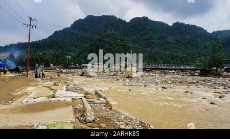 Lebak, BANTEN - JANUARI 23, 2020: Le inondazioni in flash hanno colpito il distretto di Lebak nella provincia di Banten, Indonesia all'inizio del nuovo anno il 1° gennaio 2020 Foto Stock