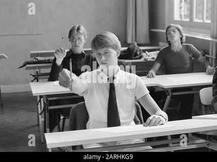 ' Nationaal Archief / Spaarnestad Photo Beschrijving: Tekenles op Amsterdam School, gefotografeerd in opdracht Ministerie Onderwijs en Wetenschappen ; leerlingen School Leidseplein Datum: 31 augustus 1978 Vervaardiger: Anefo / Verhoeff, Bert Bestanddenummer: 929-87meer or Nationvoeaef: http://beeldbank.nationaalarchief.nl/na:col1:dat287946 http://www.nationaalarchief.nl Voor meer it deze en andere collecties, bezoek onze Beeldbank:, http://www.beeldbank.nationaalarchief.nl U kunt ons helpen onze kennis van de fotocollecties te verrijken doo Foto Stock