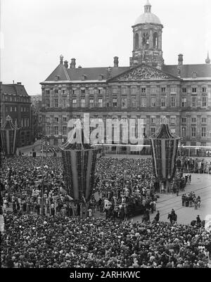 Abdicazione Regina Wilhelmina/Inaugurazione della Regina Juliana abdicazione Regina Wilhelmina. Panoramica diga durante la scena del balcone. Data: 4 Settembre 1948 luogo: Amsterdam, Noord-Holland Parole Chiave: Abdicas, casa reale, pubblico Foto Stock