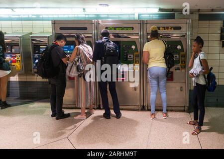 I piloti della metropolitana acquistano i biglietti del treno a Brooklyn, New York Foto Stock