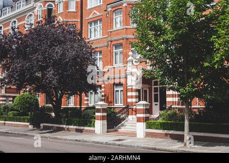Londra/UK - 17/07/2019: St Mary's Mansions si trova sulla St Mary's Terrace a Little Venice. Il quartiere di Londra intorno all'incrocio del Paddington Arm Foto Stock