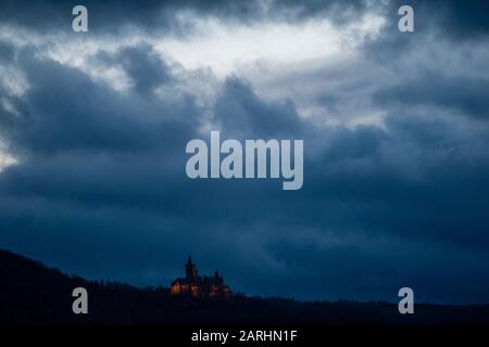 28 gennaio 2020, Sassonia-Anhalt, Wernigerode: Dopo un giorno di tempesta, le nuvole passano sopra il castello durante l'ora blu. Rimarrà tempestosa nelle montagne di Harz per le prossime ore. Oltre 1000 metri, possono verificarsi raffiche di uragani. Foto: Klaus-Dietmar Gabbert/dpa-Zentralbild/ZB Foto Stock