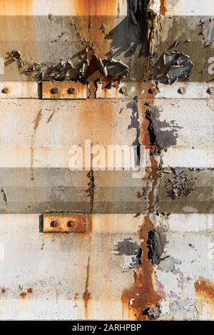 Bulloni arrugginiti e sede di un vecchio edificio industriale abbandonato Foto Stock