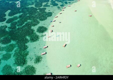 Un cottage galleggiante nativo su un sandbar nell'isola turistica di Caramoan nelle Filippine. Superficie del mare con cottage di bambù. Concetto di vacanza estiva e di viaggio. Foto Stock