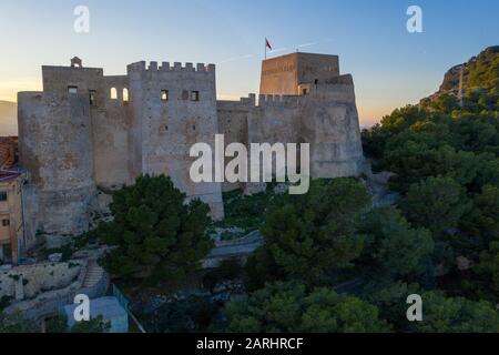 Veduta aerea del tramonto del castello di Cullera e popolare villaggio turistico vicino Valencia Spagna Foto Stock