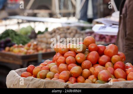 Vivace mercato locale a Karachi, Pakistan! Prodotti freschi, esposizioni colorate, strade affollate. Shopping tradizionale, cultura locale, sapori autentici. Foto Stock