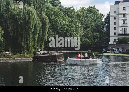 Londra/UK - 17/07/2019: Svincolo noto come Little Venice, del Regent's Canal e del Paddington Arm del Canal Grande Union verso Paddington Basi Foto Stock