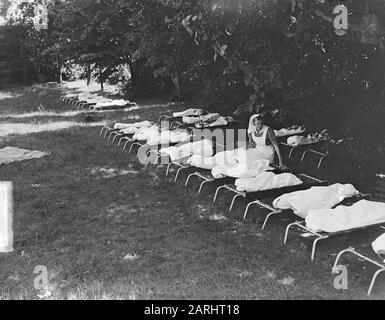 Bambini GNOME nel giardino Data: 7 giugno 1949 Parole Chiave: Kabouterhuis, Bambini, GIARDINO Foto Stock