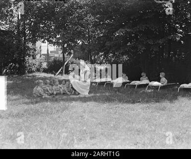 Bambini GNOME nel giardino Data: 7 giugno 1949 Parole Chiave: Kabouterhuis, Bambini, GIARDINO Foto Stock