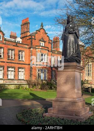 Statua Della Regina Vittoria E Il Municipio Di Scarborough, Scarborough, North Yorkshire, Inghilterra Foto Stock