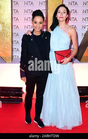 Adele Roberts (a sinistra) e Kate Holderness durante i National Television Awards alla O2 Arena di Londra. Foto Stock