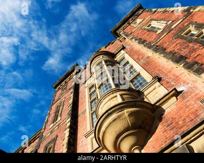 Dettaglio della finestra di Oriel al Municipio di Scarborough, Scarborough, North Yorkshire, Inghilterra Foto Stock