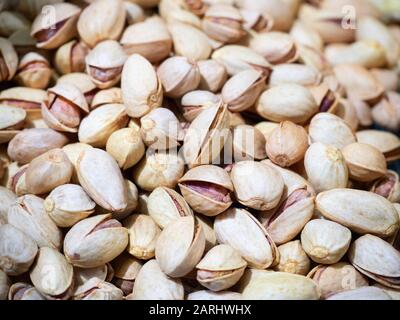 Mazzo di pistacchi da vicino. Noci, pistacchi come consistenza Foto Stock