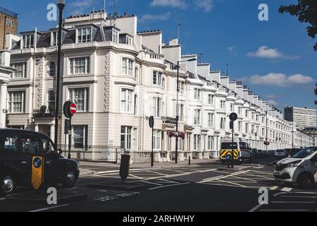 Londra/UK - 22/07/19: Residenze a schiera in stucco color bianco Regency a Gloucester Terrace in Paddington. L'architettura Regency abbraccia la classica Foto Stock