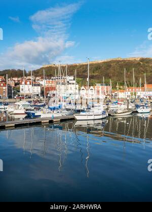 Barche ormeggiate nel porto esterno al porto di Scarborough sotto Castle Hill a Scarborough North Yorkshire England Foto Stock