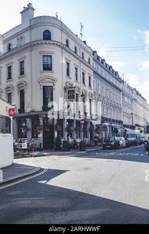 Londra/UK- 22/07/19: Persone sedute ai tavoli appena fuori dal Mitre Pub su Craven Terrace a Bayswater. I pub sono uno stabilimento di bere sociale Foto Stock