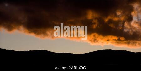 Splendido e brillante tramonto serale sulle verdi montagne del Vermont Foto Stock