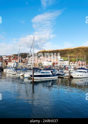 Barche ormeggiate nel porto esterno al porto di Scarborough sotto Castle Hill a Scarborough North Yorkshire England Foto Stock