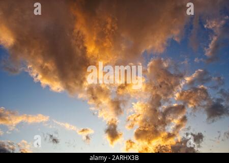 Beautifulevening cloudscape al tramonto che mostra un cielo azzurro chiaro sopra Foto Stock
