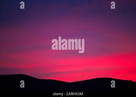 Splendido e brillante tramonto serale sulle verdi montagne del Vermont Foto Stock