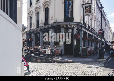 Londra/UK- 22/07/19: Persone sedute ai tavoli appena fuori dal Mitre Pub su Craven Terrace a Bayswater. I pub sono uno stabilimento di bere sociale Foto Stock