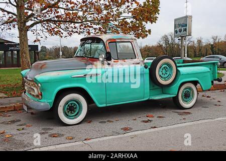 Zagabria, Croazia - 09. Novembre 2019: Vecchia Chevrolet vintage verde 3600 pickup Truck classico, sulla strada a Zagabria Foto Stock