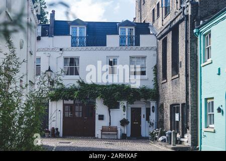 Londra/UK - 22/07/19: Facciata di una casa a Lancaster Mews a Bayswater, un'area ricca nella città di Westminster. E' anche uno dei mesi di Londra Foto Stock