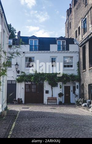 Londra/UK - 22/07/19: Facciata di una casa a Lancaster Mews a Bayswater, un'area ricca nella città di Westminster. E' anche uno dei mesi di Londra Foto Stock