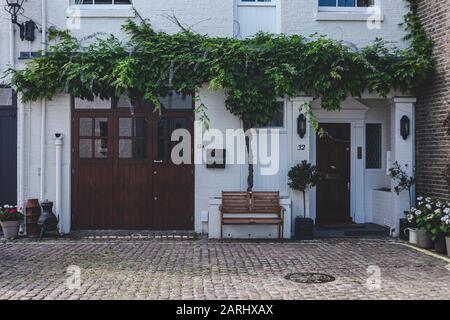 Londra/UK - 22/07/19: Facciata di una casa a Lancaster Mews a Bayswater, un'area ricca nella città di Westminster. E' anche uno dei mesi di Londra Foto Stock