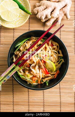 Deliziosi spaghetti di soba thai con verdure e carne di maiale, cucina asiatica Foto Stock