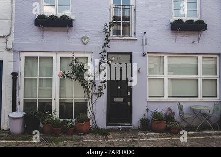 Londra/UK - 22/07/19: Facciata di una casa a Lancaster Mews a Bayswater, un'area ricca nella città di Westminster. E' anche uno dei mesi di Londra Foto Stock