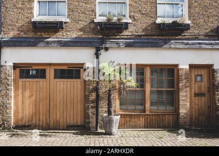 Londra/UK - 22/07/19: Facciata di una casa a Lancaster Mews a Bayswater, un'area ricca nella città di Westminster. E' anche uno dei mesi di Londra Foto Stock