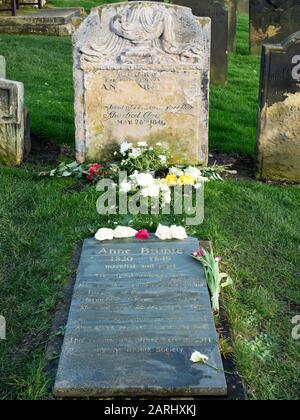 Tomba di Anne Bronte con fiori posati per il suo bicentenario nel gennaio 2020 Scarborough North Yorkshire England Foto Stock