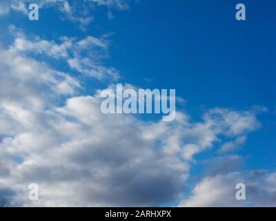 Sfondo Di Belle nuvole bianche lanuginose contro un cielo blu perfetto Foto Stock