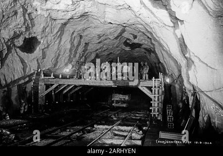 All'inizio del 20th secolo fotografia che mostra i lavoratori edili che lavorano nel tunnel della metropolitana di New York City Foto Stock