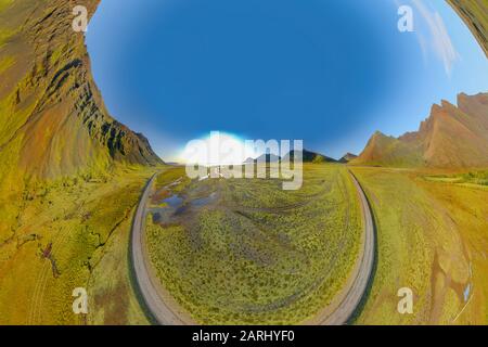 Paesaggio aereo islandese con un villaggio vichingo a Stokksnes. Mappa dell'ambiente di proiezione distorta. Panorama sferico del monte Vestrahorn su una su Foto Stock