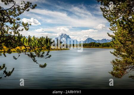 Jackson Lake con la catena montuosa Grand Teton sullo sfondo Foto Stock